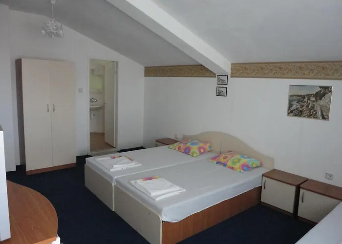 卢巴之家旅馆 *